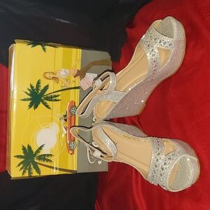 NWOT "Forever" Silver Shimmer Good Sandal Size 9